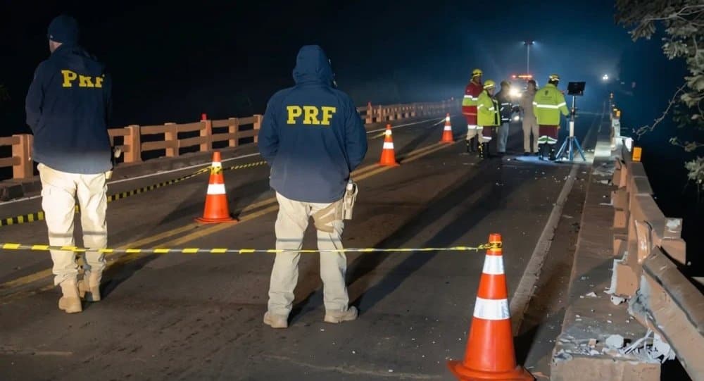 Em Rio Brilhante, caminhão despenca de ponte na BR-163 e motorista desaparece no Rio Vacaria