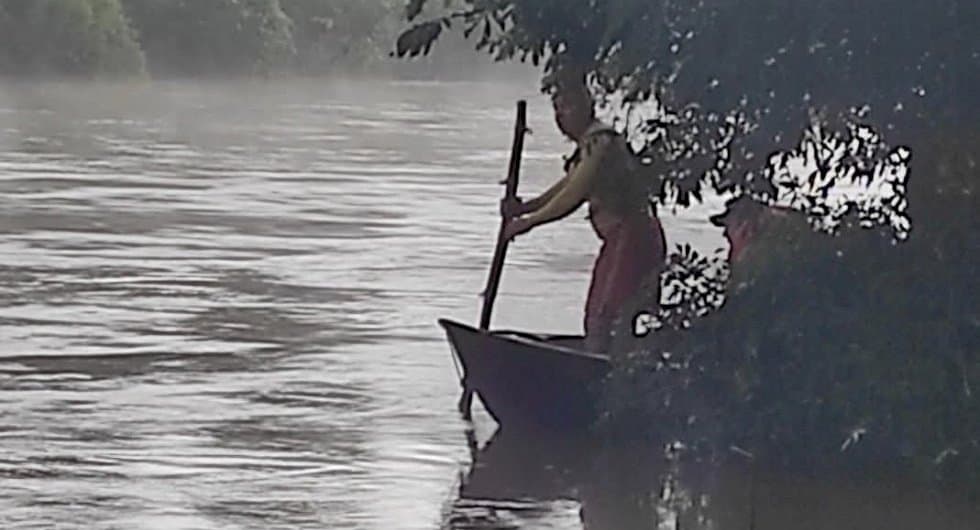 Família reconhece mochila encontrada após queda de caminhão no rio Vacaria