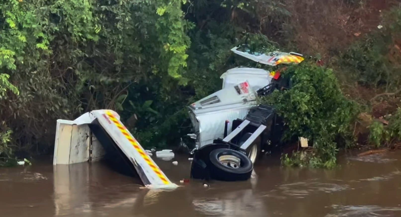 Corpo de motorista é encontrado preso às ferragens e caminhão é retirado do rio Vacaria em Rio Brilhante