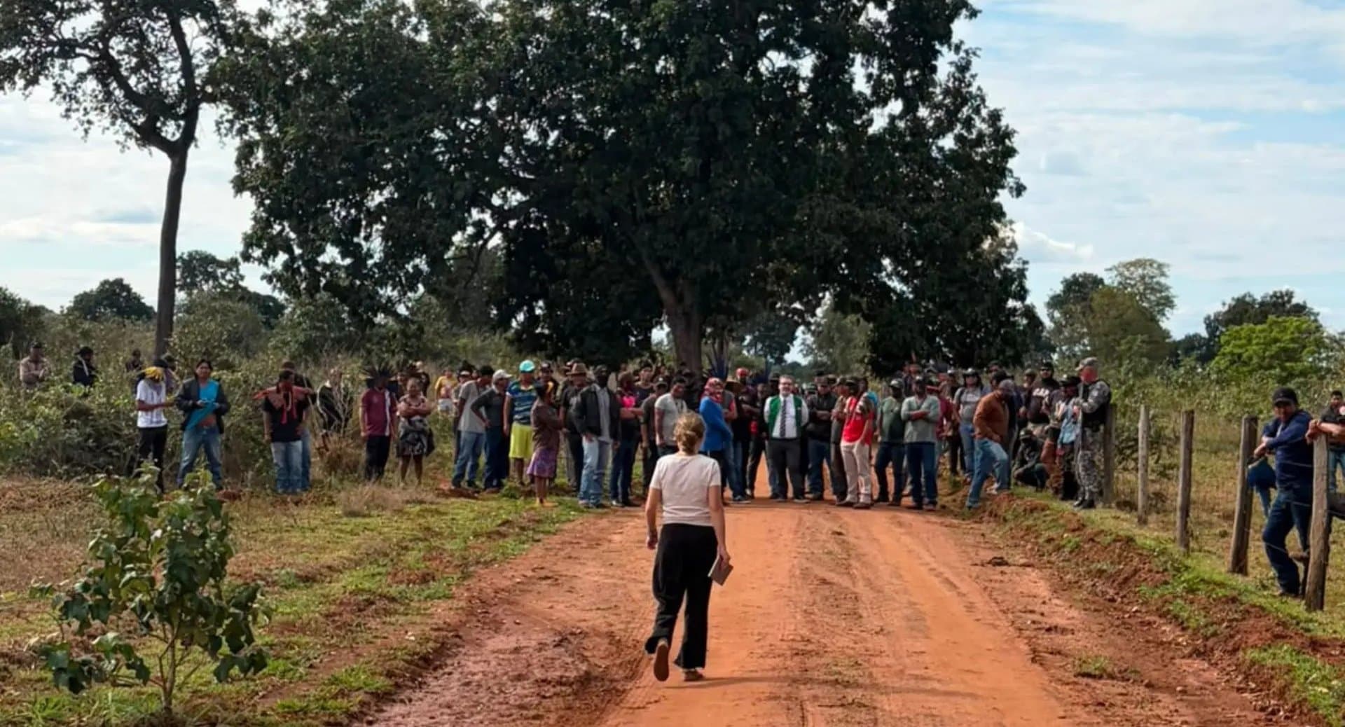 Em meio a conflito por terras em Sidrolândia, indígenas bloqueiam estrada vicinal e se reúnem com a Funai