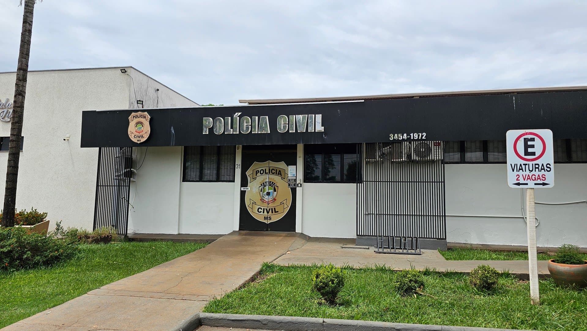 Mulher é assaltada ao sair de casa e suspeita que criminoso a monitorava em Maracaju
