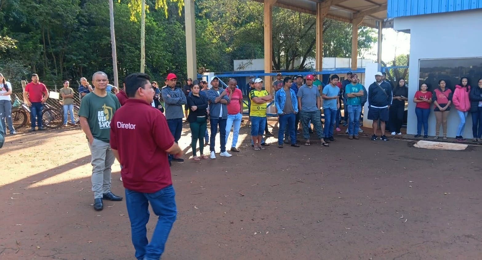 Trabalhadores do frigorífico Balbinos protestam em Sidrolândia por salários e verbas rescisórias atrasadas