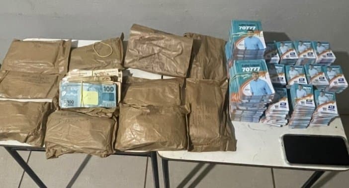Assessor de Lídio Lopes é preso com R$ 127 mil e material de campanha no sul após tentar subornar PM